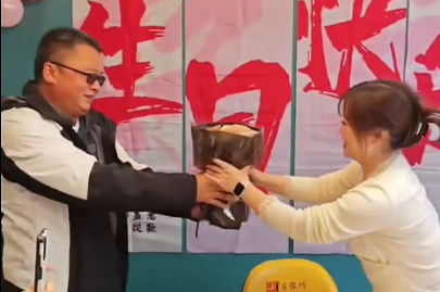 河南賽諾威生活的一面，同事生日其樂(lè)融融，員工一家親！我們不僅懂聚丙烯酰胺，我們更懂生活！
